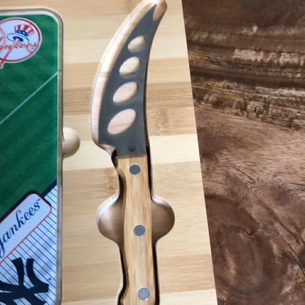 BASEBALL DIAMOND - NEW YORK YANKEES - ICON GLASS TOP CUTTING BOARD & KNIFE SET